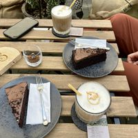 Iced coffees with oat milk and vegan chocolate cakes 👌🏻  at drei & fünf – Rösterei & Café in Traben-trarbach