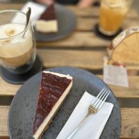 Cheesecake en dirty chai latte met Oatly  at drei & fünf – Rösterei & Café in Traben-trarbach
