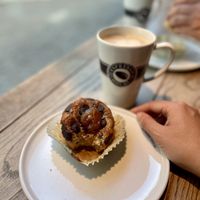 Café Latte mit Hafermilch und ein half baked Chocolate Chip Muffin  at Espresso House - Kungsgatan in Gothenburg