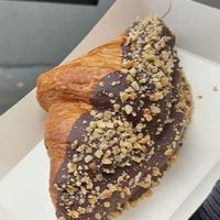 Veganer Schokocroissant mit Krokant und Schokocremefüllung at Madame Croissant in Cologne