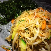Spaghetti di riso con verdure (Reisnudeln mit Gemüse ), im Hintergrund alghe fritte (frittierte Algen)  at Shanghai in Pietrasanta