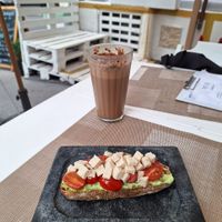  Tostada de tomate e cubos de tofu em ervas. Ovomaltine de bebida. Tudo vegano, claro at Bobó Empório Vegano in Sao Paulo