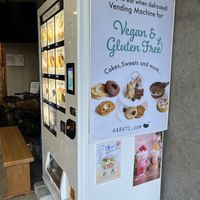 Vending machine outside all vegan   at Uno Yukiko - Gion Soy Milk Ramen - ぎをん豆乳らーめん うのゆきこ in Kyoto