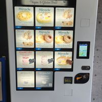 Vegan sweets vending machine at Uno Yukiko - Gion Soy Milk Ramen - ぎをん豆乳らーめん うのゆきこ in Kyoto