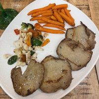 Seitan com vegetais e batata doce frita   at Favorito mi Lugar in Sevilla