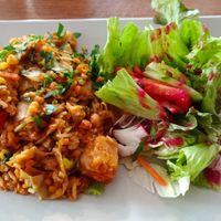 Mujadara mit Spitzkohl, Erdnüssen, Koriander und Salat at Café & Bistro freysinn in Berlin