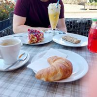 Im Vordergrund: veganes Croissant und Limonade at Steimle Bäckerei-Konditorei in Oberried