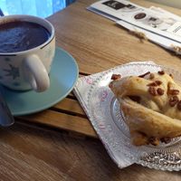 Brioches noci pecan e sciroppo d'acero + Cioccolata fondente at Come a Casa in San Pietro In Cariano
