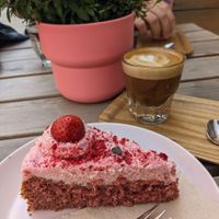 Vegan strawberry cake and magic with oat milk at Ratio Coffee in Salzburg