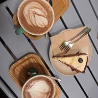 Hot chocolate and berry cake at Ratio Coffee in Salzburg