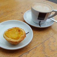 Delicious coffee break. Vegan pastel de nata (ask for the vegan option, they serve four types of it, just one is vegan) and cappuchino with oatmilk.
They also have some vegan cakes at Unser Cafe in Berlin