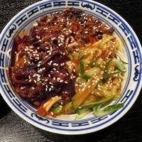 Kleine Portion - Noodle Bowl mit marinierten Nudeln, Soja Hackfleisch, Gurkenstreifen und Rotkohl in YiXiang Sauce   at Kaschemme in Nuremberg