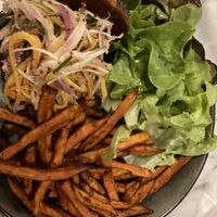 Le Burger végétal aux pois chiches, coleslaw et frites de patates douces   at CrisTo in Bastia