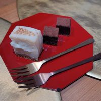 Dos piezas de chocolate yōkan y una porción de «tarta de queso» a base de lías de sake at Vegan Izakaya NIJIYA 虹屋 in Kyoto