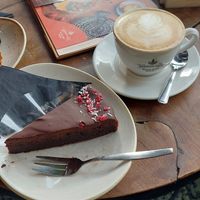 Vegan cappuccino (sojamelk) en chocoladetaartje at Barista Cafe in Nieuwegein