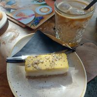 Vegan ijskoffie en raw cheesecake at Barista Cafe in Nieuwegein