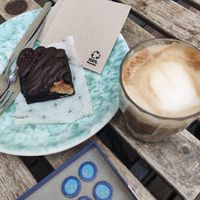 Brownie and latte at Brigadeirando in Lisbon