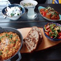 Rührtofu unten, Dervish/Gulasch rechts oben. Salat mit Joghurtdressing oben links, Dumpling mitte oben at Dervish in Berlin