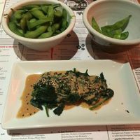 Edamame und Spinat mit Erdnußdressing at MoschMosch in Mainz