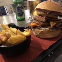Burgher con tofu marinato e chips  at Hop  in Bari