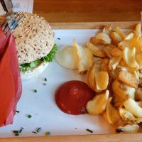 Veganer Burger mit Fries at Gutenburger in Giessen