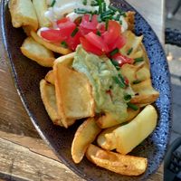 Fritten mit Avocadocreme, frischen Tomaten, und Veganer Knoblauch Creme at Gutenburger in Giessen