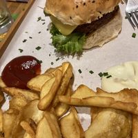 Veganer Cheeseburger, dazu Fritten mit Mayo und Ketchup (ebenfalls vegan). Auch die Pommes sind hier unglaublich lecker!  at Gutenburger in Giessen