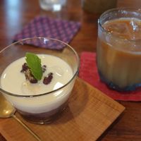 Vegan dessert with rice cake, soy milk and red beans at Mokumoku in Kyoto