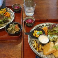Lunch menu: rice, different vegetable dishes, vegan Karage and sauces at Mokumoku in Kyoto