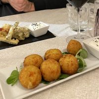 Tempura di verdure, polpette di miglio con curcuma e carote e maionese veg  at Contorni e Dintorni in Rivoli