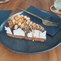 Snickers and oreo vegan cake at Foodartbremerhaven Cakes & Bowls in Bremerhaven
