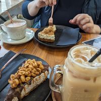 Snickers Kuchen und iced latte. Der ander Kuchen ist nicht vegan. at Foodartbremerhaven Cakes & Bowls in Bremerhaven