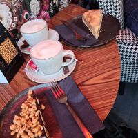 Oat cappuccino, vegan snickers cake and vegan caramel apple pie at Foodartbremerhaven Cakes & Bowls in Bremerhaven