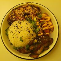 Bowl with crispy chicken and spicy cucumber at Lil Bao  in Brussels
