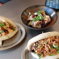 Wontons en bao aubergenius en bao hot chick at Lil Bao  in Brussels