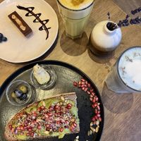 Avo Brot, Raw Cake #Veganuary at Die grüne Kaffeebohne in Frankfurt