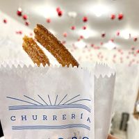 Crispy, hot, sweet and fresh vegan churros 😋  #Veganuary at Churreria El Moro - Michoacán in Mexico City