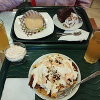 Hamburguesa, papas con proteína, ensalada de repollo y torta de chocolate con helado. at Goyo Food in Medellin