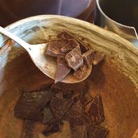 scooping chocolate to make "chocolate latte" at PP Coffee - 피피커피 in Seoul