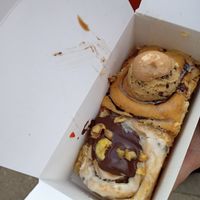 Banana bread and cookie dough at Cinnamood in Hamburg