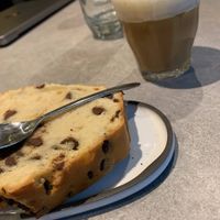 Cake pépites vegan et café lait d'avoine at L'Impertinence in Grenoble