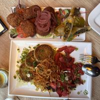 3 verschiedene Tapas und das Blumenkohlbratlinggericht mit Kartoffelpüree und Gemüse   at Hidden Kitchen Hamburg in Hamburg