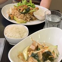 Pad Thai & Green Curry   at Bo'bon in Paris