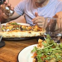 Los condimentos adecuados  at Pizzeria Distrito Vegano in Merida