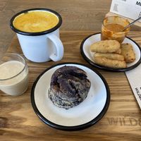 Golden latte with almond mylk (good), nuggets with sateh sauce (great) and blueberry scone with a creamy vanilla sauce (quite good) at Wild & The Moon - Arnold Schönberglaan in Amsterdam