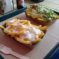 Cheese loaded fries (without onions) and Basil loaded fries at Tastebuds in Antwerpen