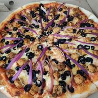 Pizza tofurtunata con tofu, cebolla morada y aceitunas negras at Veganos Pizza in Santiago