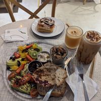 Brunch (roll de canela, jugo del día, latte caramelo, chia pudding) at Casa Nueza in Buenos Aires