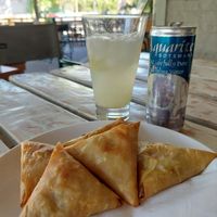 Lime Spritz (30 BWP) & Veg Samosas (á 15 BWP) at Dusty Donkey Cafe in Maun