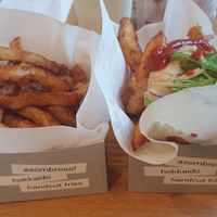 Smoked chips and chips with hummus and hot sauce at Asombroso - 江別蔦屋書店 in Hokkaido